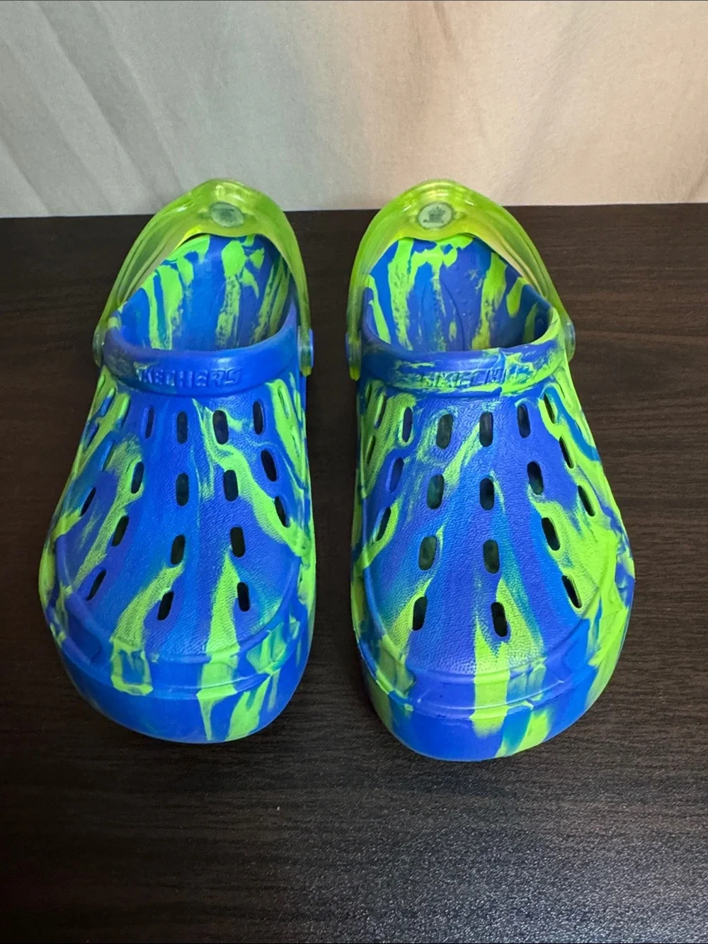 Skechers Kids light up Blue & Neon Green Slip-On Clogs with Heel Strap.